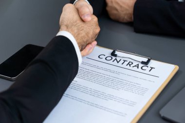 İş yerinde tokalaşmada başarılı bir iş görüşmesi. Nitelikler ve mevki için başvuru hakkında olumlu tartışmalar. Aday ve mülakat arasında iş bulma kavramı. Coşkulu