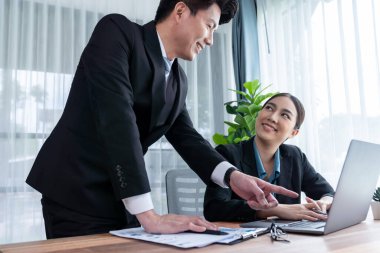 Ofisteki analist ekibi veri analizi ve pazarlama stratejisini güçlü takım çalışmasıyla yapılan toplantıda iş performansını artırmak için BI gösterge paneli ve istatistikleri kullanarak tartışıyor. Sevinçli.