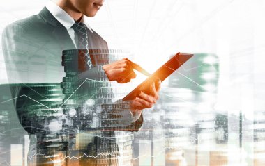 Businessman analyst working with digital finance business data graph showing technology of investment strategy for perceptive financial business decision. Digital economic analysis technology concept.