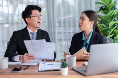 Ofisteki analist ekibi veri analizi ve pazarlama stratejisini BI gösterge tablosu ve istatistikleri kullanarak başarılı takım çalışması ile kurumsal toplantıda iş performansını geliştirmek için tartışıyor. Sevinçli.