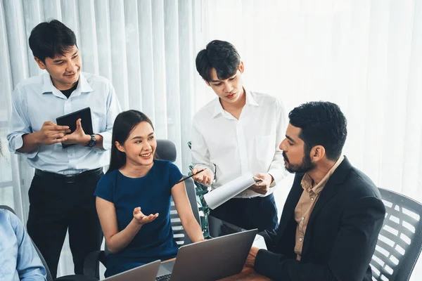 Profesyonel Asyalı Çalışanlar Şirket Ofisinde Takım Olarak Çalışarak Planları Bilgisayarla — Stok fotoğraf