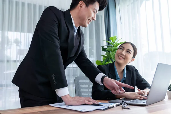 Ofisteki analist ekibi veri analizi ve pazarlama stratejisini güçlü takım çalışmasıyla yapılan toplantıda iş performansını artırmak için BI gösterge paneli ve istatistikleri kullanarak tartışıyor. Sevinçli.