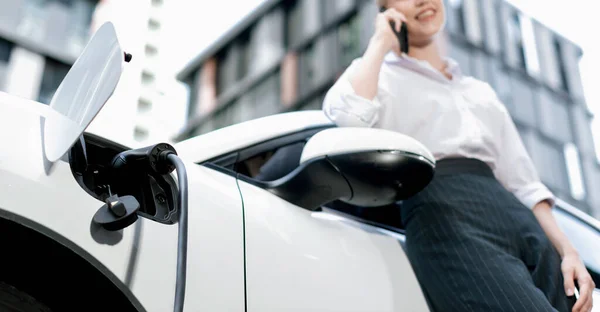 Focus Charging Electric Car Charger Charging Station Blur Businesswoman Talking — Photo