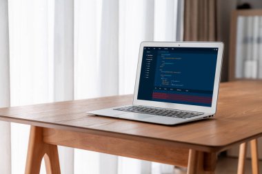 Model uygulama ve program kodlaması için bilgisayar ekranında yazılım geliştirme programlama