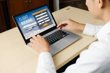 Online uçuş rezervasyon sitesi mod rezervasyon sistemi sağlar. Seyahat teknolojisi kavramı .