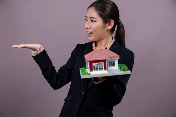 Young Asian Woman Wearing Formal Suit Holding Showcasing House Model — Stock Photo, Image