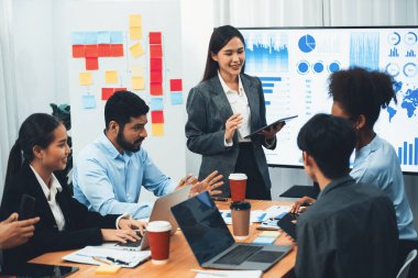 Genç Asyalı iş kadını modern toplantıda TV ekranında veri analizi paneli sunuyor. Bir grup iş adamıyla konferans odasında iş sunumu. Uyum