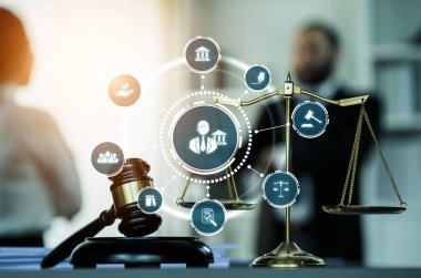 Akıllı hukuk, hukuki danışmanlık simgeleri ve avukatlık bürosunda çalışan araçlar dijital hukuk kavramını ve çevrim içi hukuk ve yönetmelik kavramlarını gözler önüne seriyor .