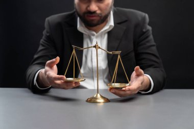 Resmi siyah davadaki avukat ya da yargıç, dengesizliği adalet sistemindeki yolsuzlukla mücadele için adaletsizliğe karşı bir kavram olarak düzeltmeye çalışırken hayal kırıklığı ifadesiyle dengesizlik gösteriyor. denge