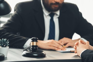 Hukuk bürosu masasında çalışan ya da yasal belge hazırlayan avukat meslektaşları ya da hukuk ekibi. Gavel, kanun koyucu ve avukatın adil ve eşit karar vermesi için çekiç. Eşitlik