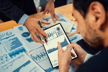 Analist ekibi, tablet ekranında veri bilimi yazılım görüntüsü kullanarak dijital paneldeki finansal verileri analiz ediyor, grafiği ve grafiği analiz ediyor. İş zekası ve Fintech. Coşkulu