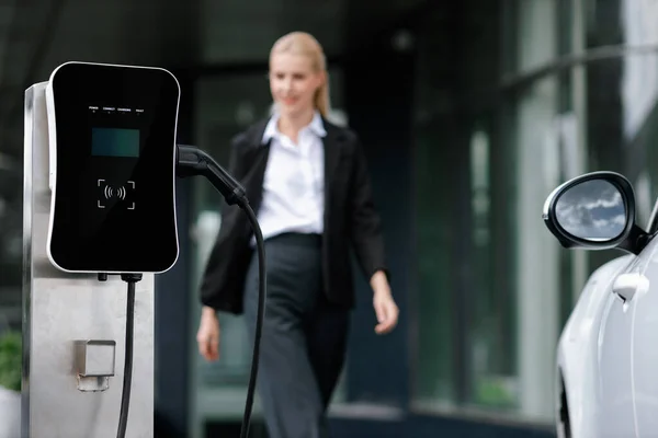 Focus Public Charging Station Electric Car Blurred Progressive Businesswoman Walking — Stockfoto