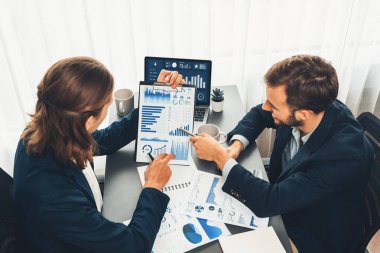 Ofisteki analist ekibi, iş performansını artırmak için bilgisayarında grafik ve çizelge olan BI gösterge panelini kullanarak çalışma alanındaki pazarlama stratejisi için finansal veri analizi yapmakla meşgul. Varlık