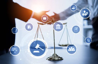 Akıllı hukuk, hukuki danışmanlık simgeleri ve avukatlık bürosunda çalışan araçlar dijital hukuk kavramını ve çevrim içi hukuk ve yönetmelik kavramlarını gözler önüne seriyor .