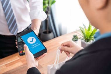 Akıllı telefon uygulamasında barkod taraması yapan kusursuz nakit ödemeler. QR kod teknolojisi, mobil bankacılık uygulaması ile modern alışveriş tarzı için hızlı ve güvenli işlemler. Sevinçli.