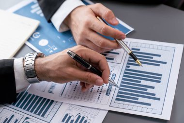 Kapanış meşgul analist ekibi dijital torpido gözünde finansal verileri tartışıyor, grafik ve grafiği analiz ediyor ve bilgisayar ekranında veri bilimi yazılım görüntüsü kullanıyor. İş zekası ve Fintech. Coşkulu