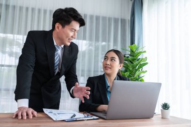 Ofisteki analist ekibi veri analizi ve pazarlama stratejisini güçlü takım çalışmasıyla yapılan toplantıda iş performansını artırmak için BI gösterge paneli ve istatistikleri kullanarak tartışıyor. Sevinçli.