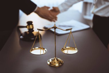 Dava açmak için yapılan başarılı yasal anlaşmadan sonra avukat meslektaşlarının bulanık arkaplanlarına odaklan ve adalet terazisi güvenilir bir ortağın güvenilirliğini sağlamak için mahkemede anlaşmazlığı çözer. Eşitlik