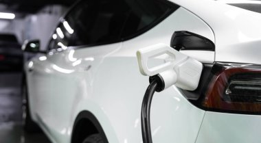 Yeşil kaynaktan karbondioksit salınımını azaltmak için şarj istasyonuna kadar sürdürülebilir enerji ve eko enerji kavramında elektrik şarj istasyonu .