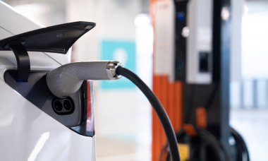 Yeşil kaynaktan karbondioksit salınımını azaltmak için şarj istasyonuna kadar sürdürülebilir enerji ve eko enerji kavramında elektrik şarj istasyonu .
