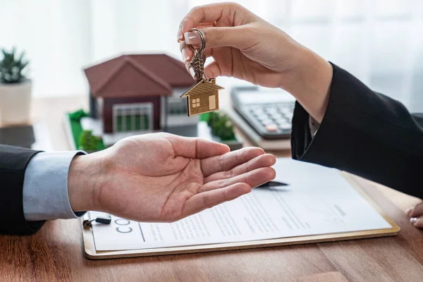 Μεσίτης Που Παραδίδει Κλειδί Σπιτιού Στον Αγοραστή Μετά Από Επιτυχή — Φωτογραφία Αρχείου
