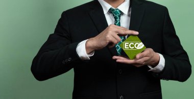 Çevre dostu, sürdürülebilir ve yeşil işletme kavramını destekleyen şirketler, ECO sembolünü sıfır CO2 emisyonuyla temiz enerji kullanarak çevre koruma vaadi olarak tutuyorlar. Değiştir