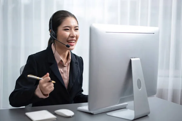 Ázsiai Telefonközpont Fülhallgatóval Mikrofonnal Laptopján Női Szolgáltató Kivételes Ügyfélszolgálatot Nyújt — Stock Fotó