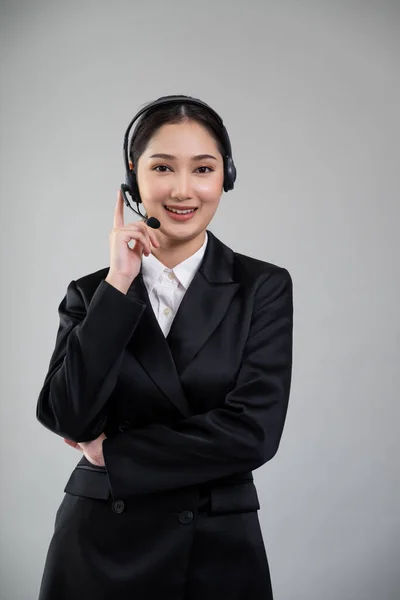 幸せな笑顔の顔を持つ魅力的なアジアの女性コールセンターオペレーターは カスタマイズ可能な孤立した背景に正式なスーツとヘッドセットを着て 空のスペースで仕事の機会を宣伝します 熱狂的 — ストック写真