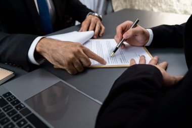 Yakın plan sözleşme imzalama belgesini kalemle imzalama, iş anlaşmasını imzayla mühürleme. İş adamları iş anlaşmasını imzalamak için sözleşmeye imza atıyorlar. Coşkulu