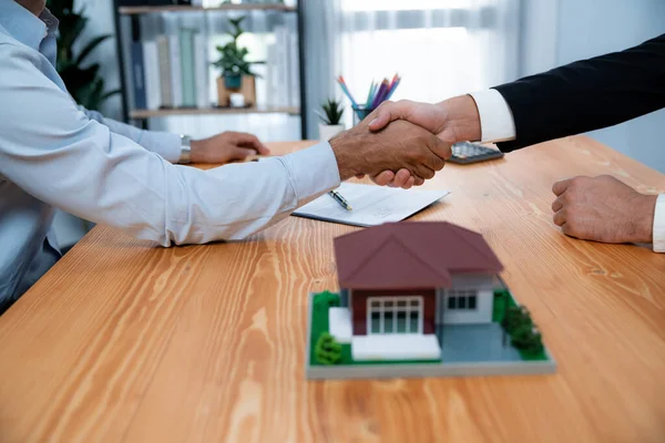 Επιτυχής Συμφωνία Δανείου Σπίτι Σφραγίζεται Μια Χειραψία Αγοραστές Και Πράκτορες — Φωτογραφία Αρχείου