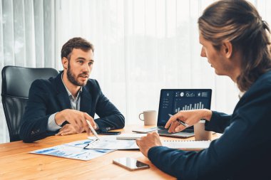 Ofisteki analist ekibi, iş performansını artırmak için bilgisayarında grafik ve çizelge olan BI gösterge panelini kullanarak çalışma alanındaki pazarlama stratejisi için finansal veri analizi yapmakla meşgul. Varlık