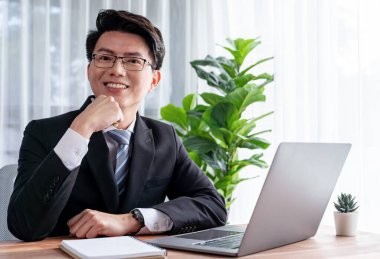 Ofis masası çalışma alanı portresi için dizüstü bilgisayarda çalışan bir iş adamı. Akıllı yönetici finansal iş verilerini araştırıyor ya da masada bilgisayarla stratejik iş pazarlaması planlıyor. Sevinçli.