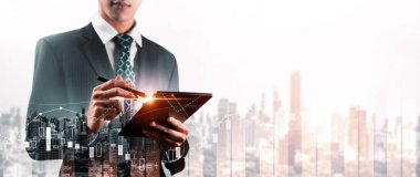 Businessman analyst working with digital finance business data graph showing technology of investment strategy for perceptive financial business decision. Digital economic analysis technology concept.