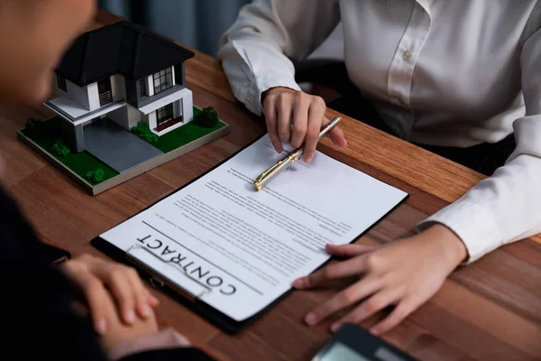 Kończąc Ostatni Etap Procesu Udzielania Kredytu Mieszkaniowego Kupujący Podpisuje Umowę — Zdjęcie stockowe