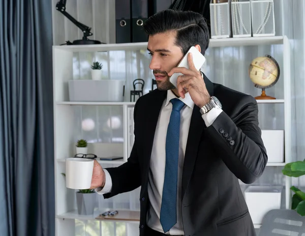 Çalışkan Meşgul Adamı Modern Ofisteki Arkadaşıyla Telefonda Konuşuyor Elinde Kahveyle — Stok fotoğraf