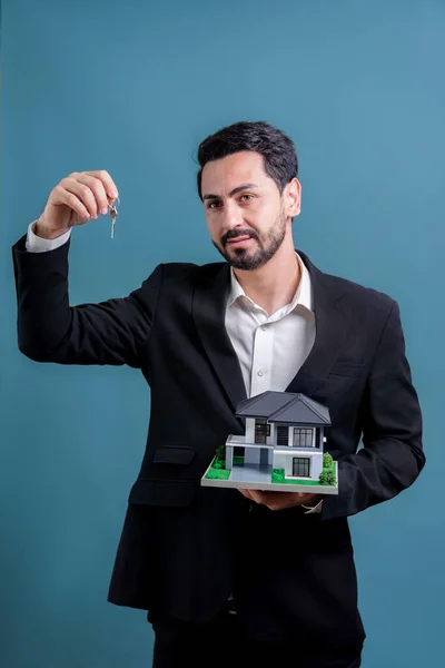 Agente Immobiliare Tenere Campione Modello Casa Con Una Chiave Sfondo — Foto Stock