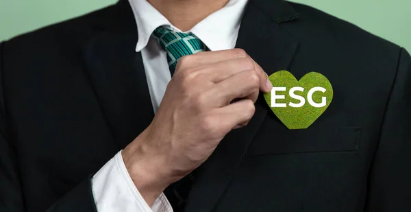 Корпоративное Продвижение Устойчивой Зеленой Бизнес Концепции Бизнесменом Держащим Бумагу Esg — стоковое фото