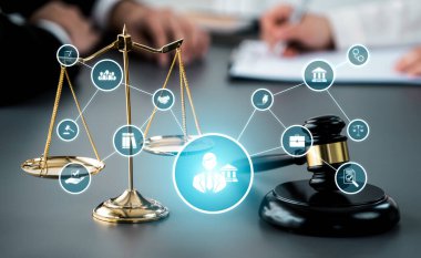 Akıllı hukuk, hukuki danışmanlık simgeleri ve avukatlık bürosunda çalışan araçlar dijital hukuk kavramını ve çevrim içi hukuk ve yönetmelik kavramlarını gözler önüne seriyor .
