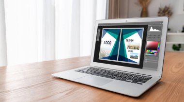 Web sayfasının modern tasarımı ve bilgisayar ekranında gösterilen ticari reklamlar için grafiksel tasarımcı yazılımı