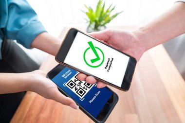 Akıllı telefon uygulamasında barkod taraması yapan kusursuz nakit ödemeler. QR kod teknolojisi, mobil bankacılık uygulaması ile modern alışveriş tarzı için hızlı ve güvenli işlemler. Sevinçli.