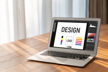 Web sayfasının modern tasarımı ve bilgisayar ekranında gösterilen ticari reklamlar için grafiksel tasarımcı yazılımı