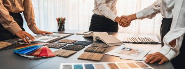 İç mimar, modern ev iç tasarımı için başarılı bir taslak çizimi yaptıktan ve ruh hali malzemesi veya renk seçimi yaptıktan sonra müşteri veya meslektaşlarıyla tokalaşır. İçgörü