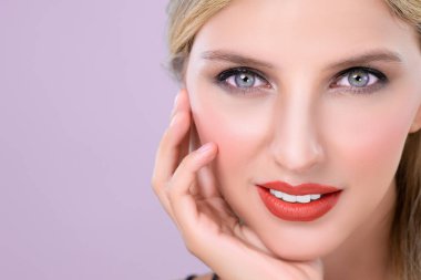 Pembe izole edilmiş arka planda kusursuz pürüzsüz ve temiz bir deri portresi olan çok güzel bir kadın. El hareketi ve güzellik modeli konsepti için anlamlı yüz ifadesi..