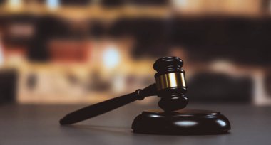 Hukuk firması ya da avukatlık bürosu geçmişi ve avukat ve hakim için hukuk sistemi üzerine kara tahta tokmak duruşmalar ve açık artırmalarda otoriteyi ve adaleti simgeler. Eşitlik