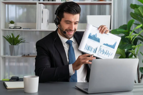 Geschäftsleute Mit Kopfhörer Präsentieren Während Eines Online Meetings Finanzdaten Oder — Stockfoto