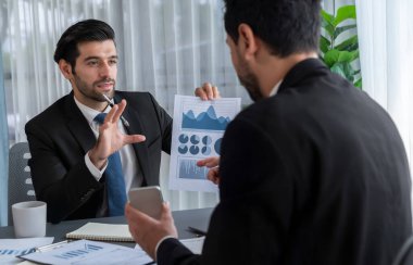 Analist ekibi, bilgisayar ekranında veri bilimi yazılımı görüntülemesi kullanarak dijital torpido gözünde finansal verileri analiz ediyor. İş zekası ve Fintech. Coşkulu