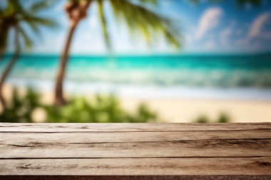 Yazlık ürün gösterisi ya da seyahat reklamı için güzel plajın bulanık arka planında boş ahşap masa. Düzenleme için masa üstünde özelleştirilebilir alanı olan piknik masası. Kusursuz.