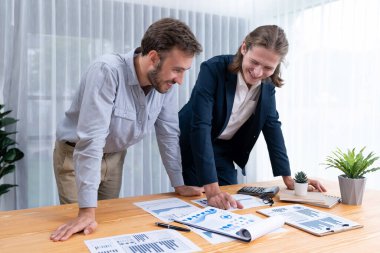 Çalışma alanındaki pazarlama stratejisi için finansal veri analizini, performans ve risk yönetimini optimize etmek için grafik ve grafik içeren BI gösterge paneli formatını analiz eden analist ekibi. Varlık