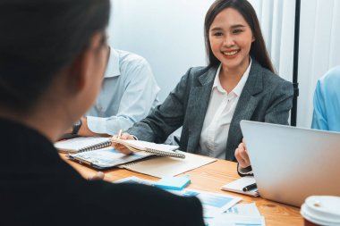 Çok ırklı analist ekibi toplantı masasındaki mali raporu analiz etmek için BI gösterge tablosunu kullanıyor. Çeşitli iş adamlarından oluşan bir grup, FIntech 'in veri analizini başarılı iş pazarlaması için kullanır. Uyum