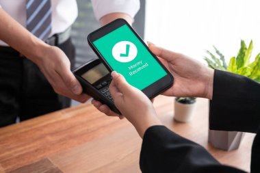 Akıllı telefon uygulamasında barkod taraması yapan kusursuz nakit ödemeler. QR kod teknolojisi, mobil bankacılık uygulaması ile modern alışveriş tarzı için hızlı ve güvenli işlemler. Sevinçli.
